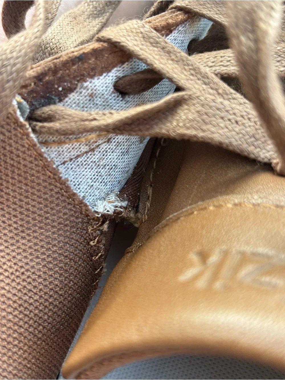 Kizik Vegas Chestnut Leather Sneakers Men's 9.5 Wide / Women's 11 Wide EE